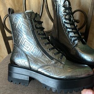 New women’s Sz 6M Guess grey metallic lace up zipper stylish casual combat boots
